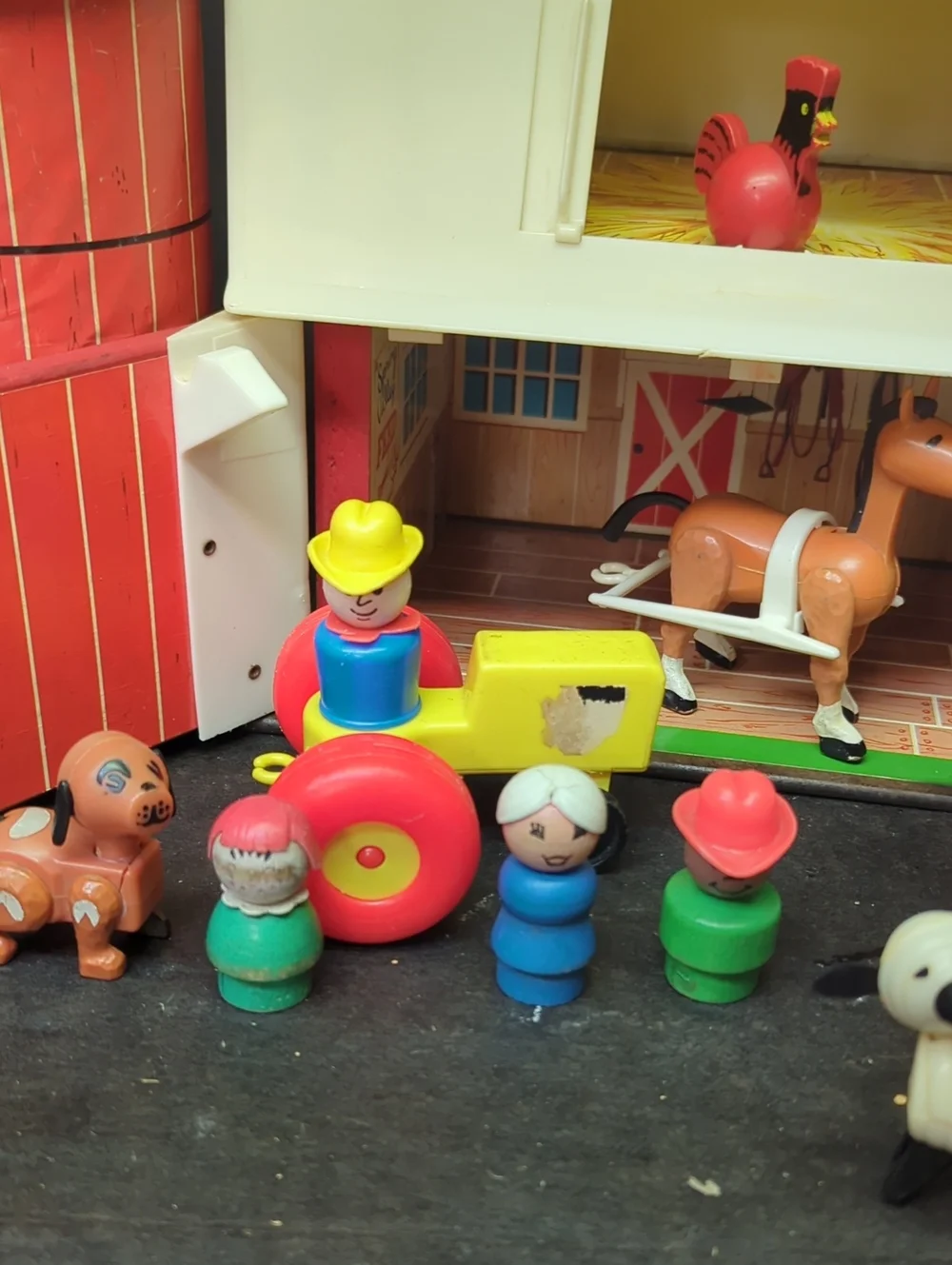 #30)Vintage Fisher Price Play Family Farm 915 Little People Barn & silo
